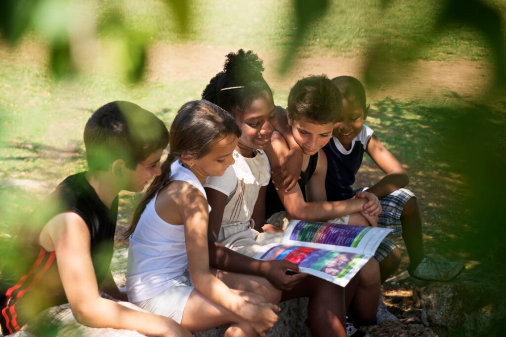 Segundo a Fundação Abrinc, o incentivo a leitura faz com que as crianças desenvolvam a concentração, memória, raciocínio e compreensão, estimulam a linguagem oral e ampliam a capacidade criativa.