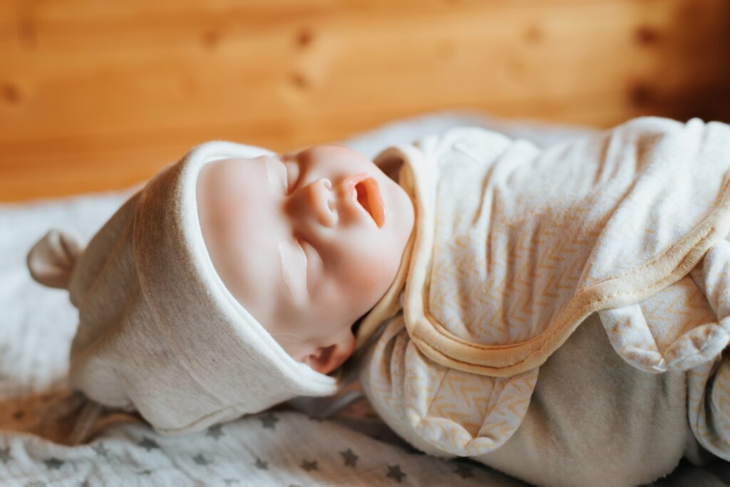 Bebês reborn são bonecas hiper-realistas confeccionadas com o objetivo de simular com riqueza de detalhes a aparência e as características físicas de um recém-nascido humano.