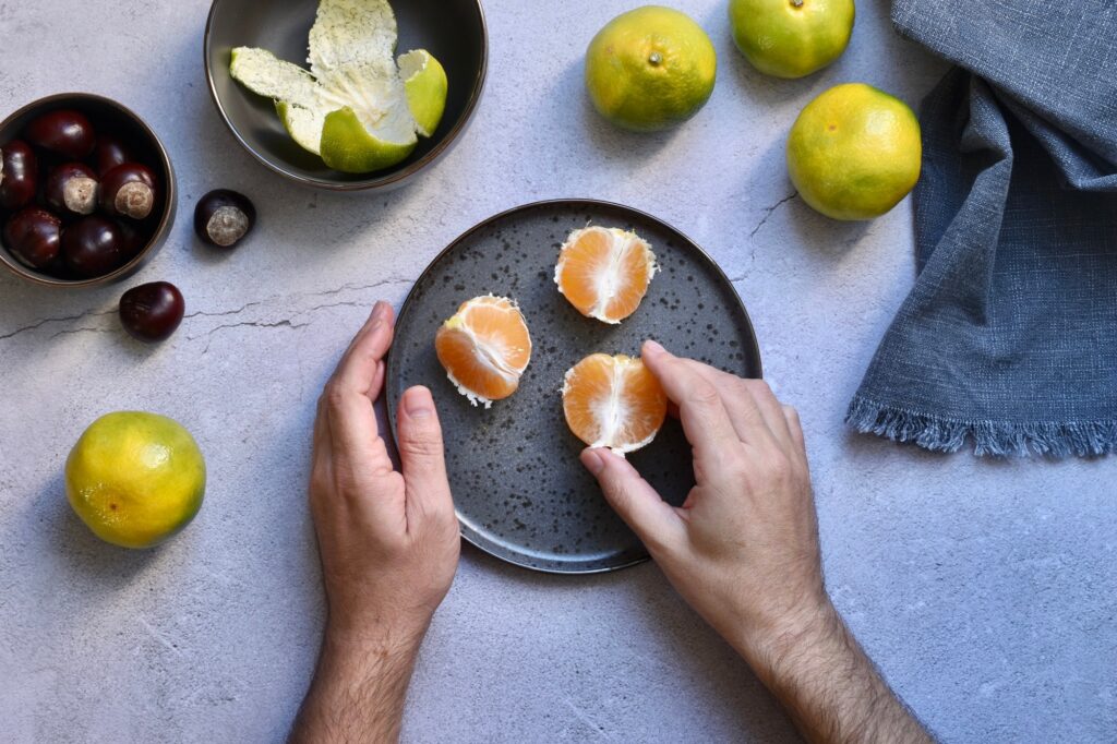 O mindfulness te convida a transformar o ato automático de comer em um ritual de presença